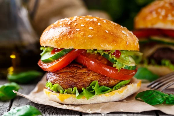 Hamburger vegetariano con champignon alla griglia — Foto Stock