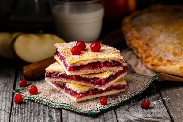 Homemade pie stuffed with cranberries — Stock Photo, Image