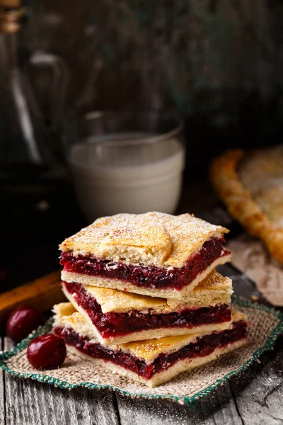 Pastel hecho en casa relleno de cerezas — Foto de Stock