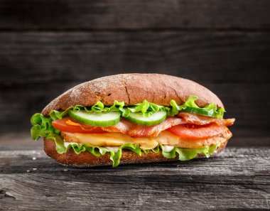 Tavuk, domuz pastırması peyniri ve sebze ile sandviç