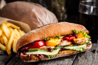 Tavuklu sandviç, patates kızartması ve kola bardak