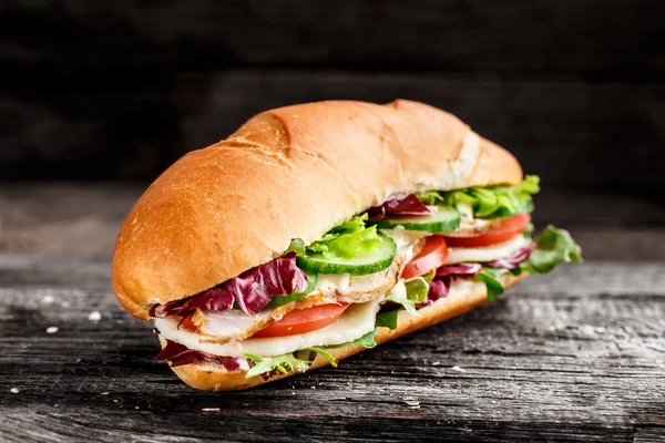 Sanduíche com frango, queijo e legumes — Fotografia de Stock