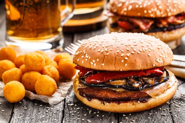 Deliciosa hamburguesa con bolas de patata frita y cerveza — Foto de Stock