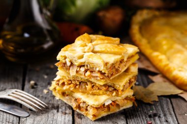 Ev yapımı pasta sebze ile doldurulmuş