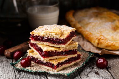 Ev yapımı pasta kiraz ile doldurulmuş