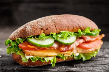 Tavuk, domuz pastırması peyniri ve sebze ile sandviç