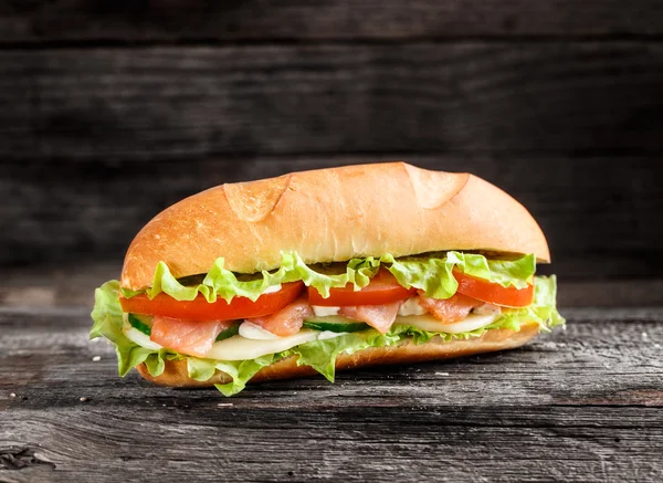 Sandwich con salmón y verduras — Foto de Stock