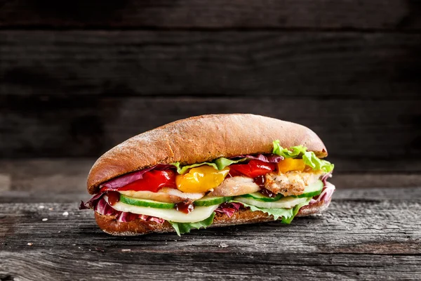 Sanduíche com frango, queijo e legumes — Fotografia de Stock