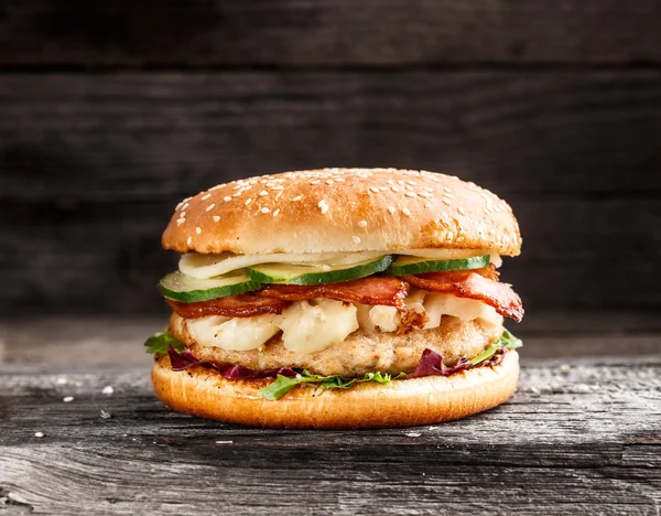Hambúrguer com carne de porco, bacon, abacaxi — Fotografia de Stock