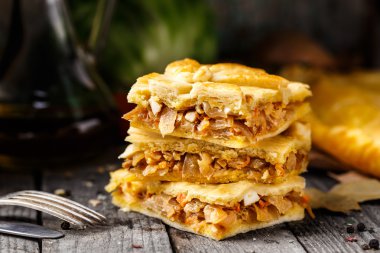Ev yapımı pasta sebze ile doldurulmuş