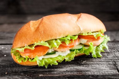 Sandviç somon patty ve sebze ile