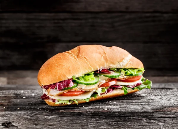 Sandwich with chicken, cheese and vegetables — Stock Photo, Image