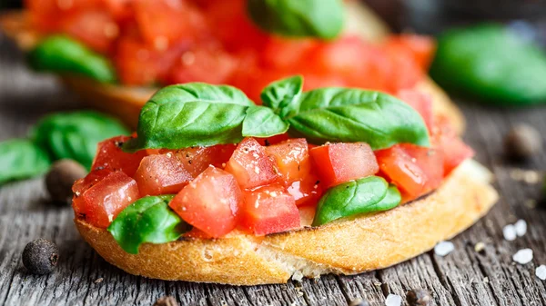 Tomaat bruschetta met tomaten en basilicum — Stockfoto