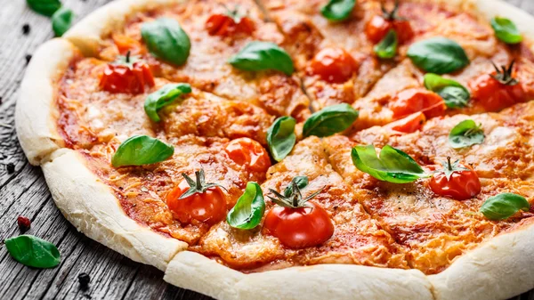 Pizza margherita —  Fotos de Stock