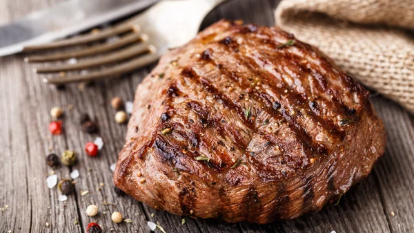 Hovězí steak na dřevěné desce — Stock fotografie