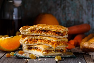 Pasta portakal, havuç ve kuru üzüm ile doldurulmuş