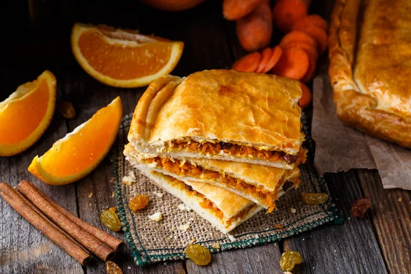 Taart gevuld met sinaasappel, wortel en rozijnen — Stockfoto