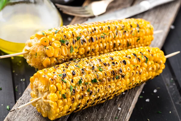 Вкусная жареная кукуруза — стоковое фото