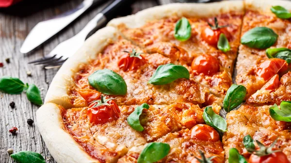 Włoska pizza margherita — Zdjęcie stockowe