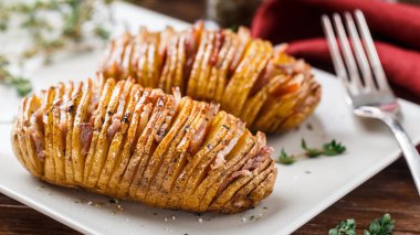 Pişmiş hasselback patatesleri.