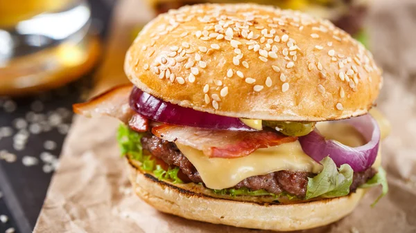 Ízletes burger fából készült táblán — Stock Fotó