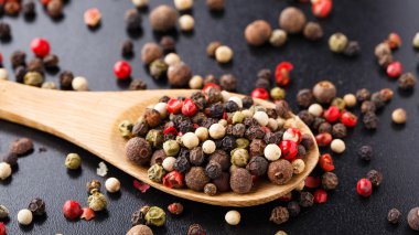 tahta kaşık üzerine karışık biber