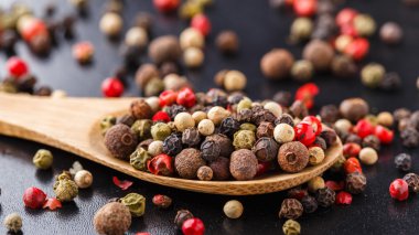 tahta kaşık üzerine karışık biber