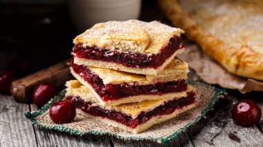 Ev yapımı pasta kiraz ile doldurulmuş