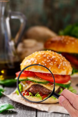 Büyüteç camı inceleyerek Burger