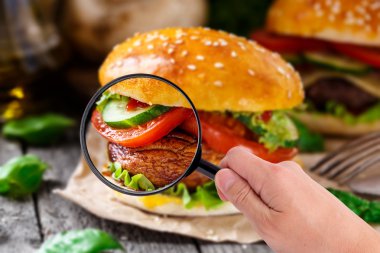 Büyüteç camı inceleyerek Burger