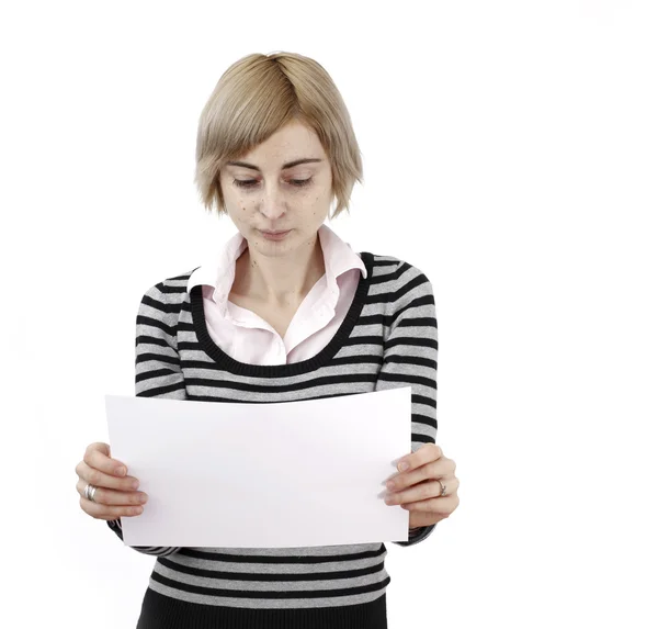 Frau hält Papier in der Hand — Stockfoto