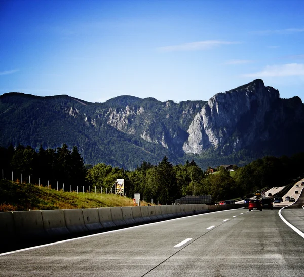 Coche en la carretera — Foto de Stock