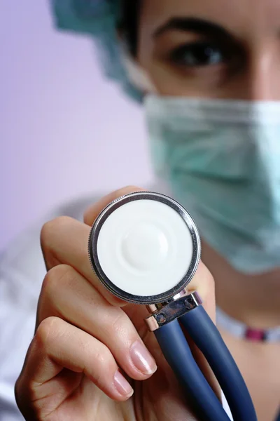 Médico jovem com estetoscópio . — Fotografia de Stock