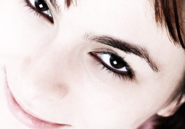 güzel bir genç kadın yüzü. 