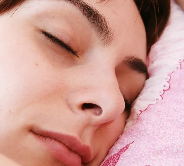 Beautiful young woman sleeping. — Stock Photo, Image
