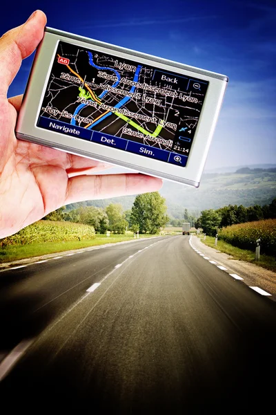 Gps in der Hand eines Mannes. — Stockfoto