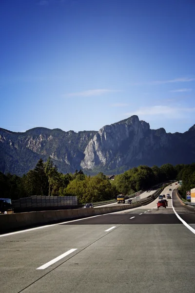 Coche en la carretera — Foto de Stock