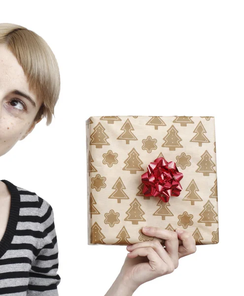 Joven mujer sosteniendo un regalo — Foto de Stock