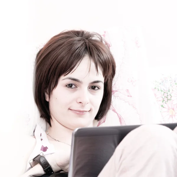 Jovem mulher com laptop — Fotografia de Stock