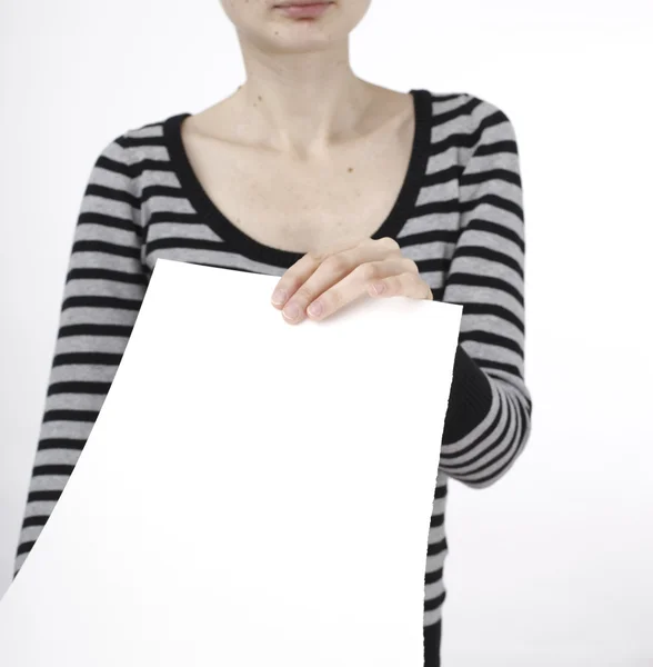 Mujer sosteniendo un papel —  Fotos de Stock