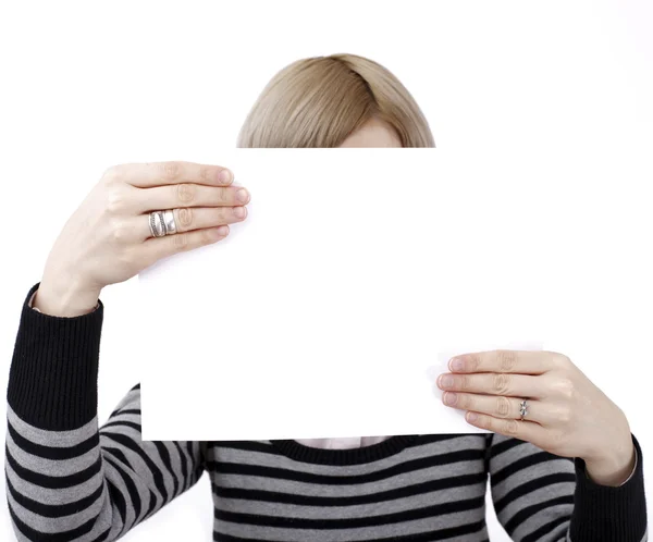 Mujer sosteniendo un papel — Foto de Stock