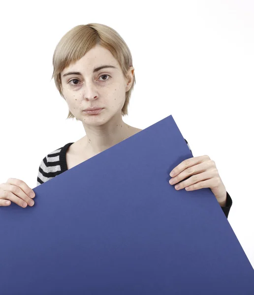 Mujer sosteniendo un papel —  Fotos de Stock