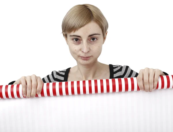 Frau hält Papier in der Hand — Stockfoto