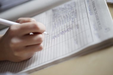 birkaç kağıt üzerinde çalışıyor.