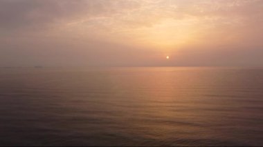 Şafak vakti Akdeniz 'in hava aracı görüntüsü