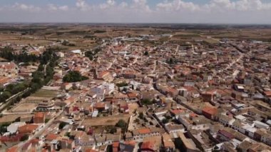 Cuenca İspanya 'nın Casasimarro kasabasının ileri hava görüntüsü