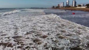 Akdeniz 'deki küçük deniz dalgaları üzerinde hava manzarası