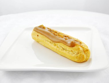 Beyaz arkaplanda bir plaka üzerindeki ekler.