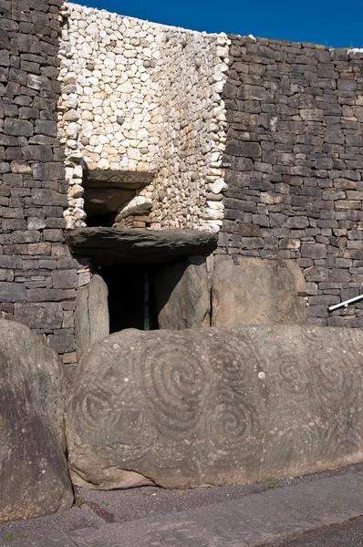 Newgrange geçit mezar giriş