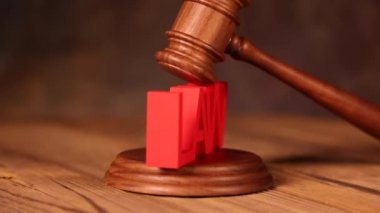 Hukuk işareti ile tahta tokmak